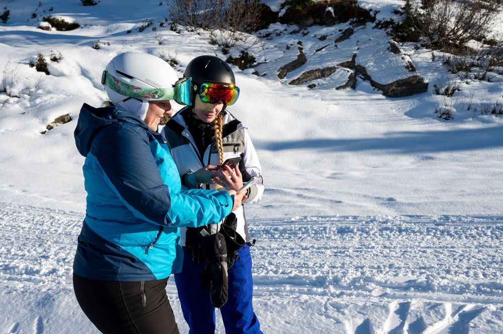 Chantal Bergant and Stefanie Hellrigl use the ski instructor app on the piste