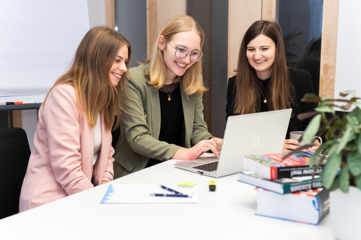 Desiree Korath, Johanna Bernhart and Beate Schrattmaier work together on the laptop at Waldhart Software