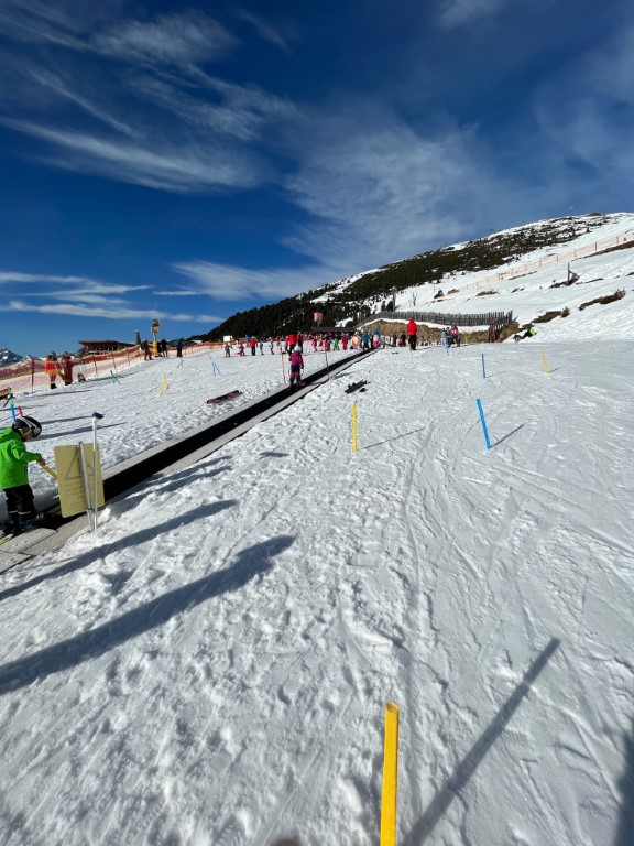 Zauberteppich im Kinderland bei der Skischule Hochzeiger