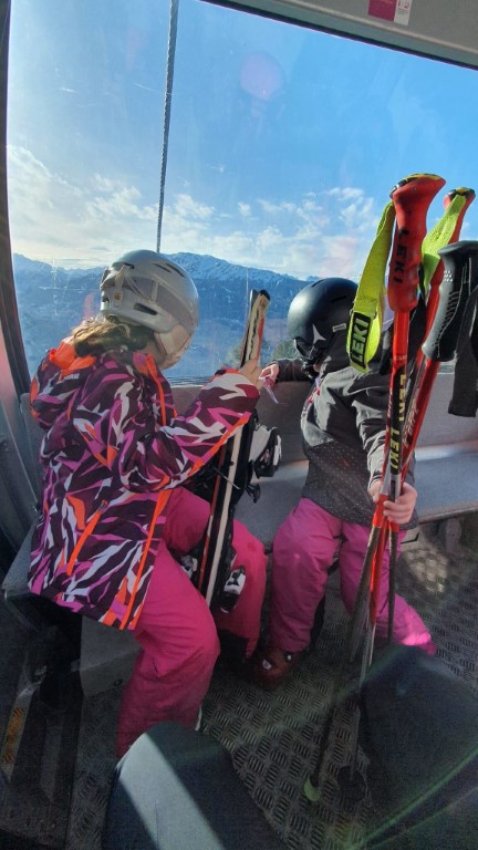 Ski Kindergruppe in Gondel am Hochzeiger