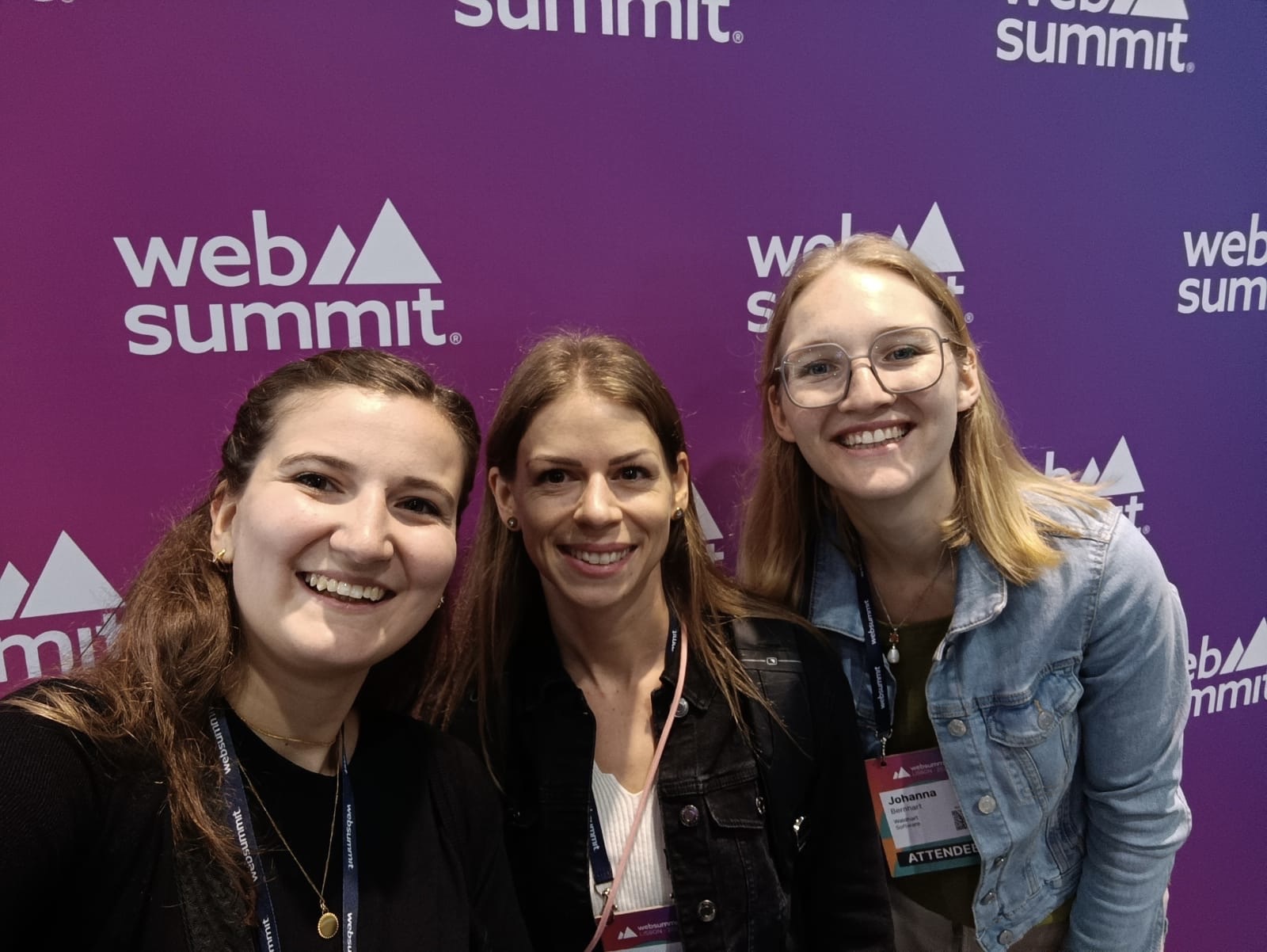 Beate Schrattmaier, Desiree Korath und Johanna Bernhart beim Web Summit 2023 in Lissabon