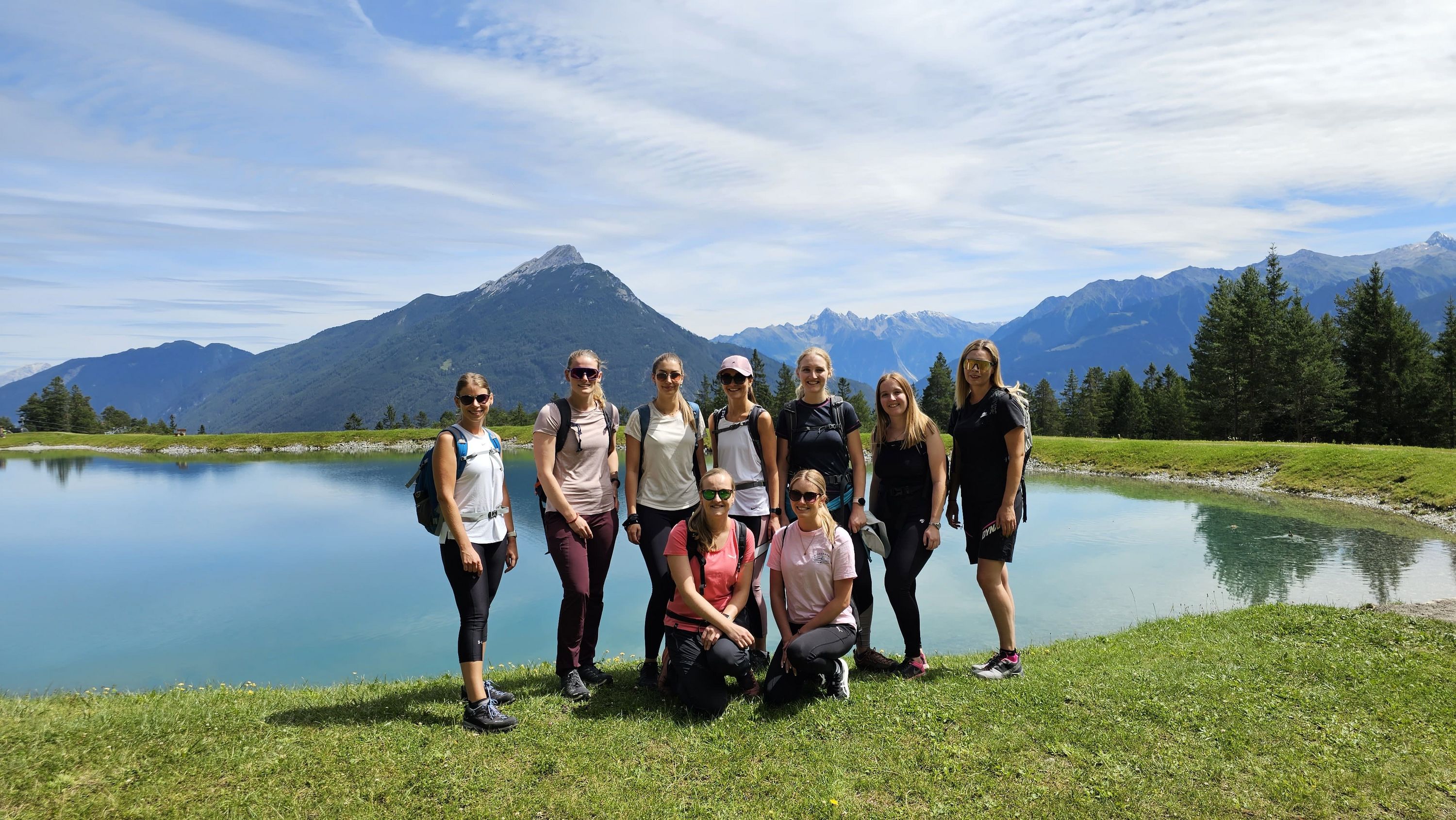 Team of customer advisors at the Hoch-Imst reservoir