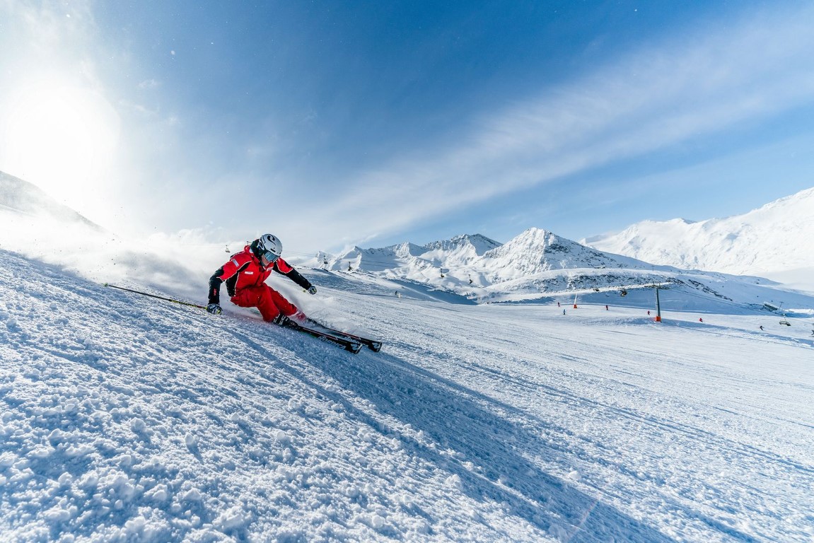 Skilehrer der Skischule Oberlech beim Skifahren 
