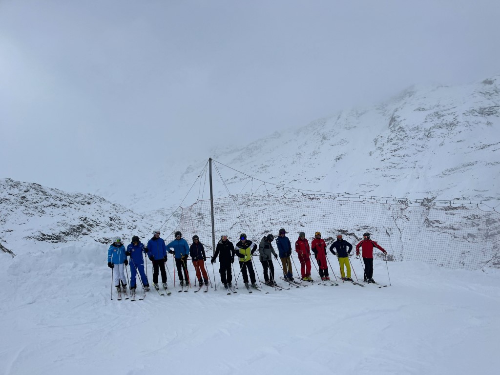 Gruppenfoto der Skifahrerinnen und Skifahrer auf der Piste
