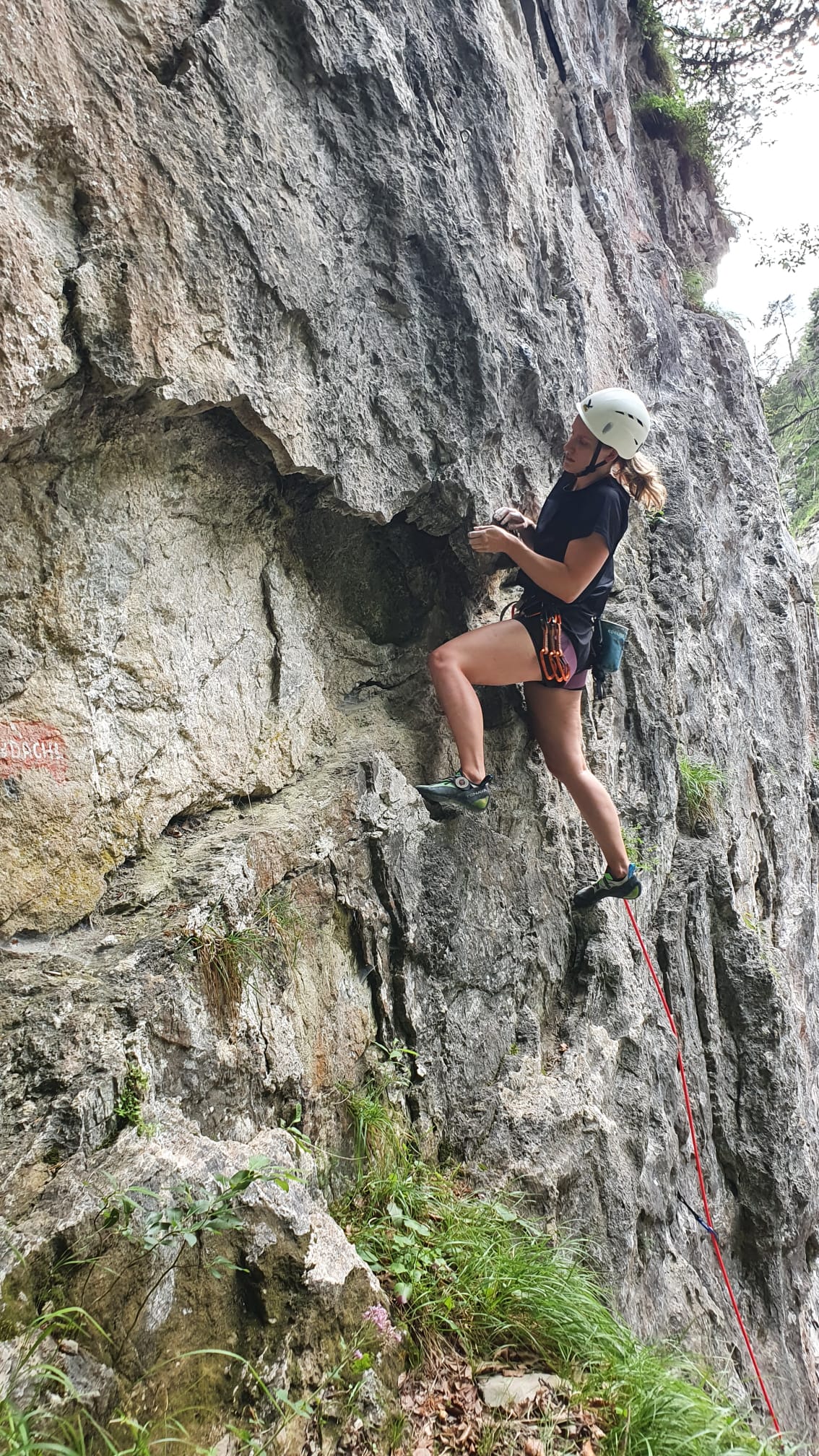 Hanna beim Felsklettern